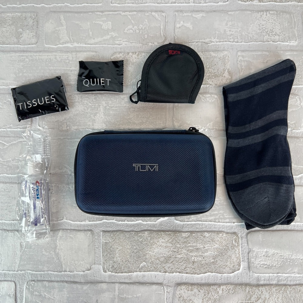 Tumi for Delta Hard Shell Zip Travel Amenity Kit Navy 7" x 4.5" With Amenities